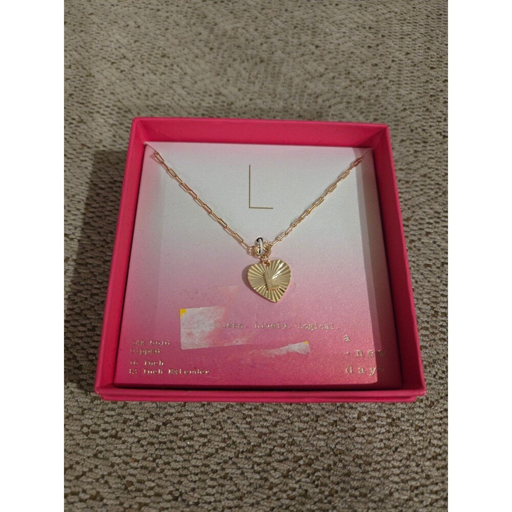 🎯 A new day necklace heart initial  L